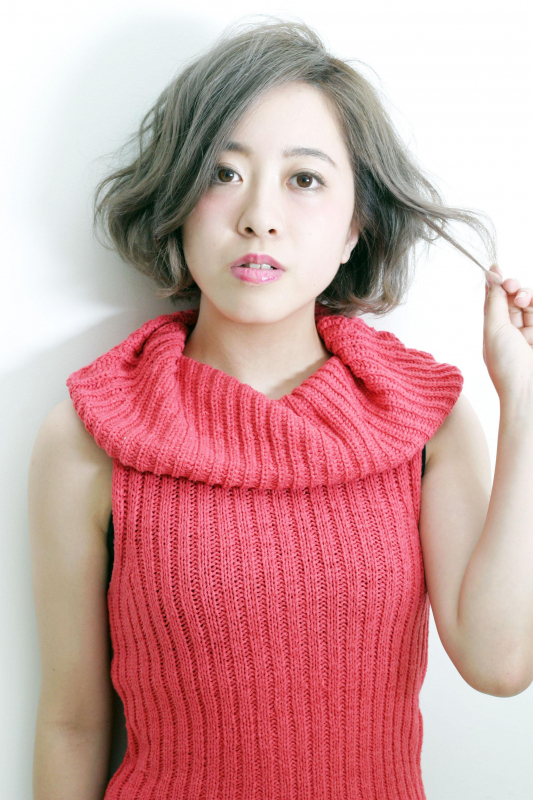 髪のトップにカットでボリュームを出す ヘアスタイル